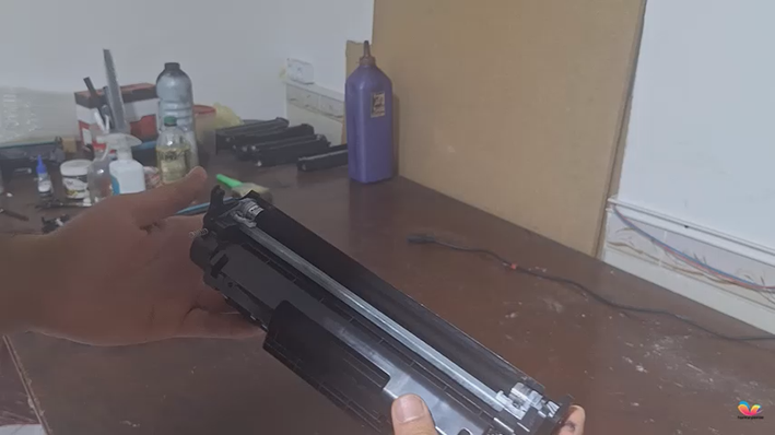 مرحله سوم: پر کردن مخزن تونر نو (بخش مگنت رولر)